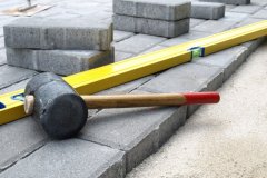 Материалы и инструменты для укладки тротуарной плитки
